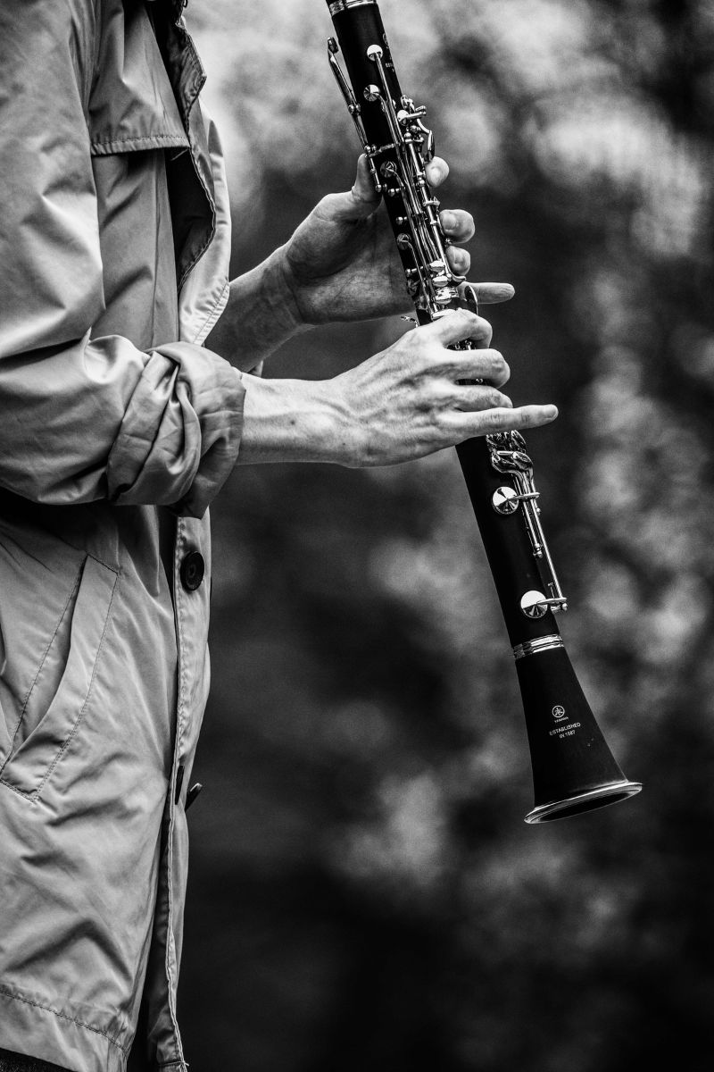 Estudiante practicando clarinete en casa